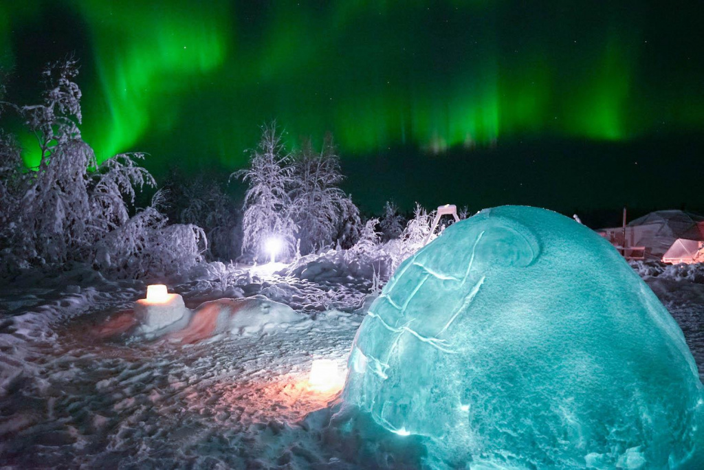 How do you hunt for Aurora in Lapland? When can you see the northern lights? Here you will find useful tips on hunting the aurora and Scandinavian Travel Group's unique tour for hunting the northern lights in Lapland.